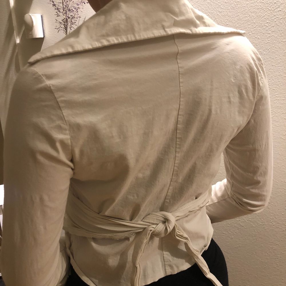 Vit omlott knytblus stl M/S i stretch tyg. Inköpt i Danmark 🇩🇰 märket Nice Girl..Passande till både byxor/shorts och kjol👗. Blusar.