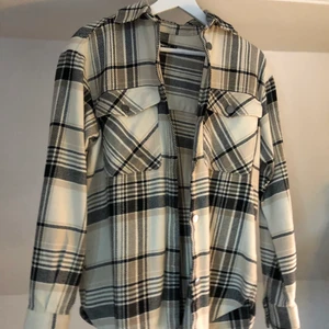 Skjortjacka - Väldigt fin skjortjacka som går att använda som kofta eller jacka. Lite oversize. Kommer tyvärr inte till användning då den är för liten. Mycket skönt material. Nypris 399. Endast använd en gång! Skriv för fler bilder. Köpare står för frakt🤍