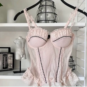 corsett - Köpte den här på plick men den var lite liten. Baksidan är som en bh med tre ”justeringar”. Skriv privat för mer bilder och frågor.