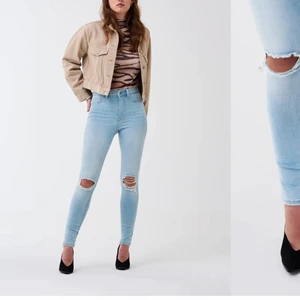Molly Gina Tricot Jeans - ljusa skinny och high waist jeans från gina tricot med hål i knäna. Säljs ej längre, köpte för 400kr. Använda typ 2ggr. Storlek s men skulle säga att det är xs (ser lite mörkare ut på de två sista bilderna än vad de är) frakt tillkommer