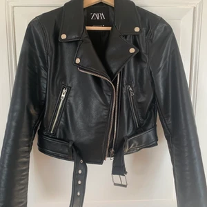 Zara skinnjacka - Säljer min jättefina skinnjacka i skinnimitation från Zara då den är lite liten på mig. Köpte den förra året men bara använd ett fåtal gånger 💖 Priset är inkl frakt 🥰