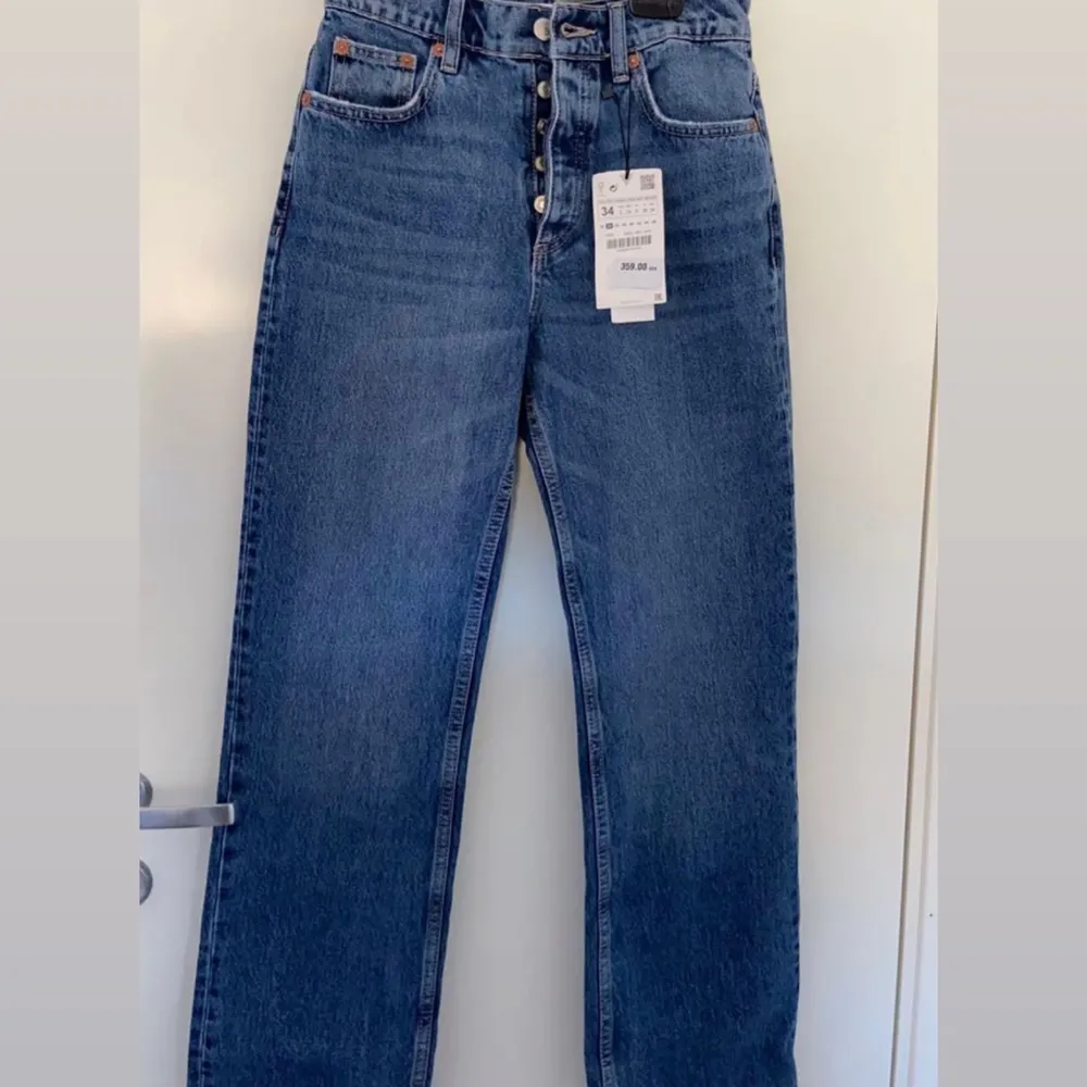 Oanvända jeans från Zara, etiketten sitter kvar, säljs pga fel storlek . Jeans & Byxor.