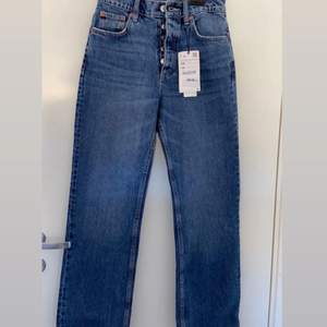 Oanvända jeans från Zara, etiketten sitter kvar, säljs pga fel storlek 