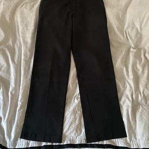Dickies 874 - Ett par använda svarta dickies 874. Storlek är 33x32 men de har krympt lite så passar mer en 32x32 skulle jag säga. Tyvärr växt ur dem så de är för små för mig nu. Dessa är välanvända men fortfarande i okej skick, tydliga tecken av användning finns. Frågor? Bara att skriva så svarar jag så snabbt jag kan🌞