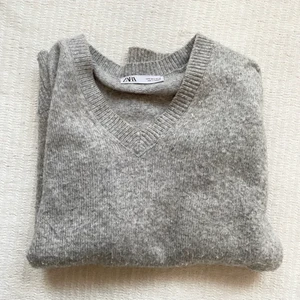 Stickad tröja ifrån ZARA - Testar att lägga ut denna på nytt då den som skulle köpa inte var seriös. Säljer en super fin stickad tröja ifrån Zara i strl M!❤️ Bud från 60 kr + frakt (spårbart)💌  Eller direktpris 200 kr. 