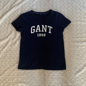 Gant T-shirt   - Gant T-shirt i storlek 16 år 50 kr + frakt 