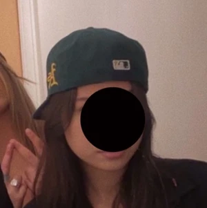 Oakland Athletics keps - Oakland Athletics Rickey Henderson Field New Era 59FIFTY Fitted MLB Cap. Använd 2 gånger. SIZE 7 Orginalpris: 449 kr.