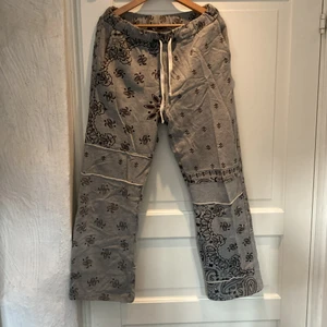 Jaded London byxor strl M - Paisley mjukisbyxor i grått från Jaded London. Storlek M med raka ben. 