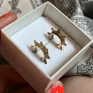 Örhängen - Säljer mina OANVÄNDA örhängen! Köpt på en marknad💞 De är såå fina men använder knappt guld. Hör bara av er vid frågor💖