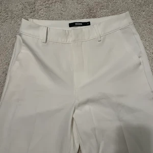 Kostymbyxor  - Säljer dessa jätte snygga vita kostymbyxor ifrån bik bok. Säljer då jag inte har någon användning för dem, dom är endast används vid ett tillfälle!🥰 ( pris kan diskuteras och köparen står för frakten)