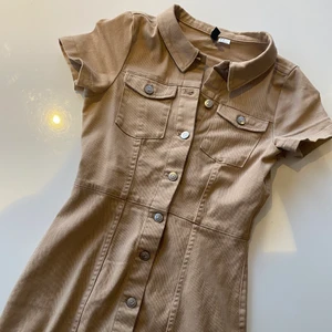 Beige jeansklänning - En beige tight jeansklänning från h&m, endast använd 1 gång så i nyskick. Sitter tight så den formar kroppen på ett bra sätt, är i storlek 36.  