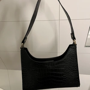 Svart väska - Svart väska i läderimitation. Aldrig använd. 