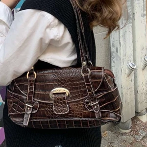 Brun väska  - Cool väska köpt på secondhand, fint skick! 