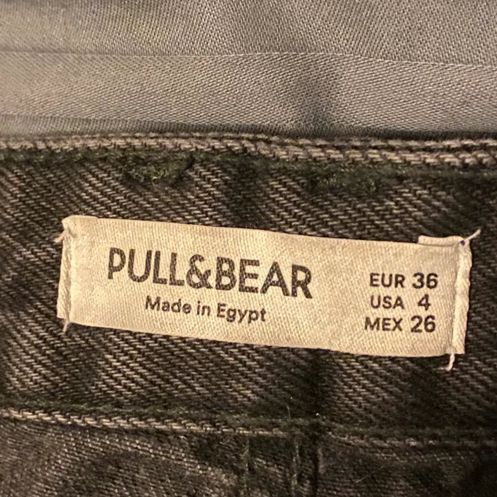 säljer ett par as snygga svarta jeans från pull&bear för, får ingen användning av dom längre tyvärr. Köpta från asos för 300-400kr. kommer it riktigt ihåg. Jeans & Byxor.