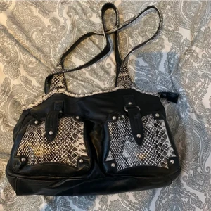 Väska  - En jätte fin väska med ormskinn mönster 🥰 därimot kommer den inte till användnig så säljer den, den är jätte bra sick ❤️