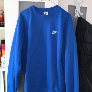 Nike sweatshirt  - En jätte fin blå Nike sweatshirt som säljs på grund av ingen användning- använd 2-3 gånger.  Storleken är S herr men passar M och L skulle jag säga  sista bilden kan man se materialet innuti som är jätte mysigt och de värmer.Om det blir många intresserade blir det budgivning!