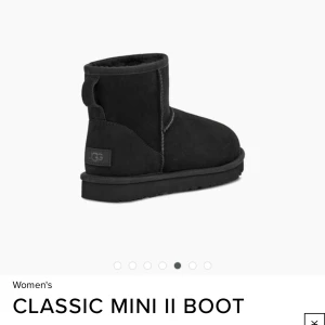UGGS CLASSIC MINI II BOOT - SVART - Svarta UGGS i storlek 42. Fick de i julklapp förra året och de är använda sparsamt eftersom de tyvärr är för stora. Bilder på skicket kan skickas vid seriös köpare!