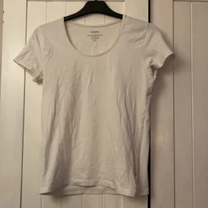 T-shirt  - Vit T-shirt från newbody strl M men passar även mindre 
