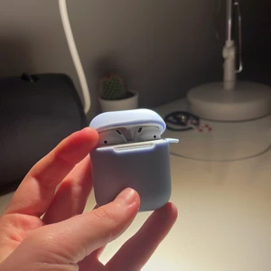 Airpodsfodral - Säljer det här blåa, fina airpodsfodralet, köpte det för 150kr😌💗 