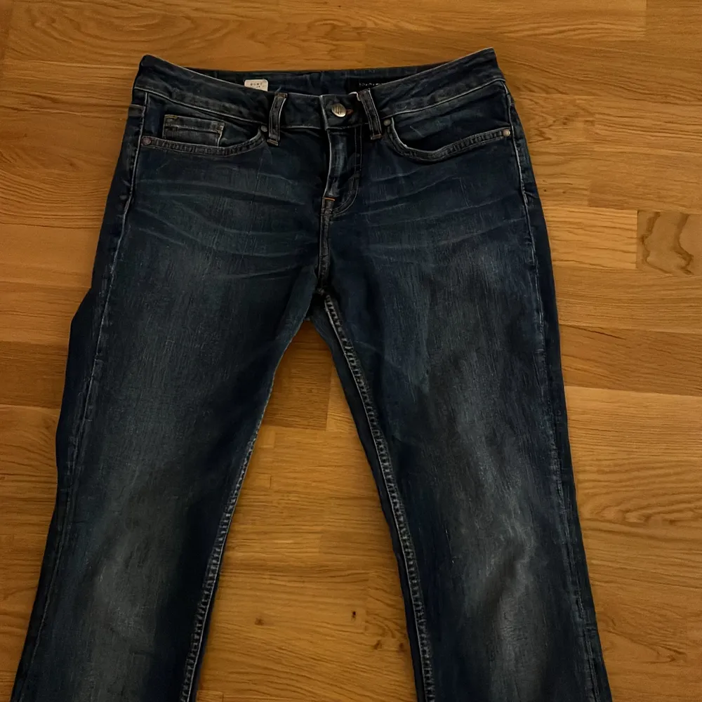 Ett par lågmidjade Tommy Hilfiger jeans. Det står storlek 28/34 i, skulle säga att de passar någon som har S. De går lite längre än ned till foten på mig dom är 1,70. Hör gärna av dig om du har frågor eller för fler bilder💘💘återkommer med pris för frakt. Jeans & Byxor.