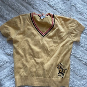 Gul tröja med ränder - Det står att den är XL men upplever att den är som en M, jag har storlek M-L och den sitter perfekt på mig.  Aldrig använd