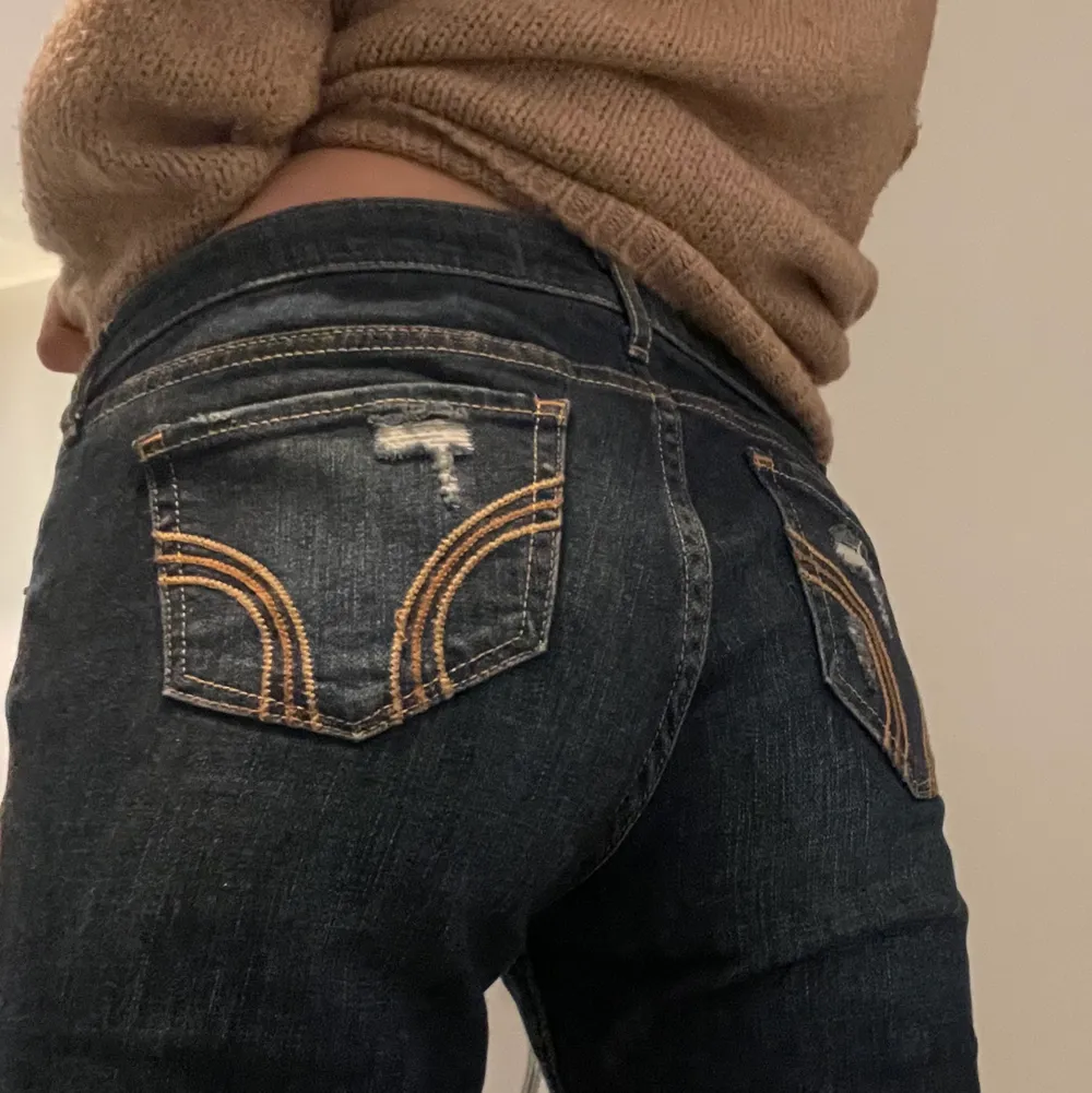 Funderar på att sälja dessa sjukt fina jeans då dem är på gränsen till för korta på mig. Dem går ner till fötterna på mig som är 168. Sååå fina annars! Kan tänka mig mötas upp i Stockholm eller frakta mot fraktkostnad!☺️ skriv om ni har frågor eller vill se fler bilder!❤️. Jeans & Byxor.