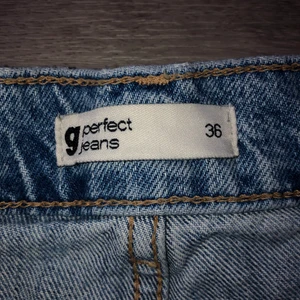 Gina tricot jeans storlek 36/S - Ett par snygga jeans från Gina, ändvända ett fåtal gånger då det inte är min stil. Byxorna är kortare än vanliga byxor då jag är 153cm dom sitter bra och längden är bra, fast jag brukar vika upp dom. Dom har inga defekter och är nästan som nya, köpte dom för ganska längesen men nästan aldrig andvända, hör av dig om du är intresserad !💕