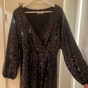 Svart paljettklänning - Superfin paljettklänning från Indiska som tyvärr aldrig kommit till användning! Nypris 700kr, säljer för 300kr😊 Lång i armarna och behaglig trots paljetter. Köparen står själv för frakten eller så kan jag mötas upp i Malmö💕