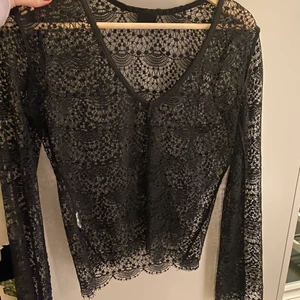 Spets blus  - Svart spets blus från ginatricot, snygg med svart linne under!