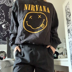 en nirvana sweatshirt  - en as cool nirvana sweatshirt jag köpt här på plick. den är jättesnygg men använder nästan aldrig.. storlek S och säljer för 80kr exklusive frakt. hör av dig om du är intresserad 