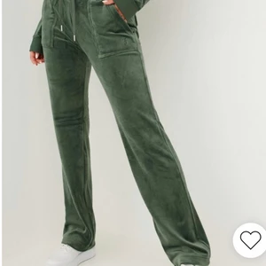 Juicy Couture byxor - Säljer ett par Juicy Couture byxor i färgen dark Moss. Är även inteesserad av att byta med någon i samma sorts byxor men i storleken Xs