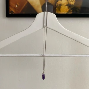 Ametist halsband - 38 cm kedja, om man vill ha kedjan glansigare så kan man polera den💚 stenen är i ametist och är ca 2-3 cm🔍 