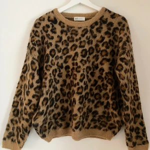 Stickad tröja  - Stickad tröja från H&M, mkt fint skick.