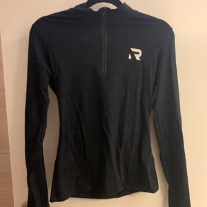 Core Longsleeve top från Relode - Säljer ”Core Longsleeve” top från Relode i storlek S/M (mest som en S), använd ca 2 gånger. Nypris: 500kr 
