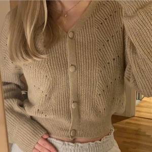 Stickad topp - Helt ny och oanvänd. Kan bäras som på bilden eller uppknäppt. Superfin och mjuk, perfekt nu till vintern/våren. Köpt för  400kr på NA-KD. Kontakta mig för frågor/fler bilder!💗