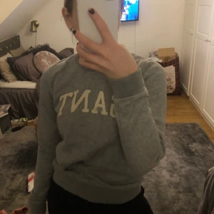 Grå GANTtröja - Grå GANT tröja som är för liten, därför är den även oanvänd. 