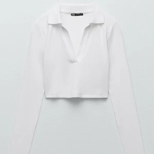 Zara topp - En vit superfin basic ribbad tennistopp från zara. Oanvänd. Passar nån mellan xs-m 🤗