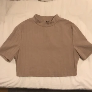En beige tröja - En beige tröja från shein knappt använd. Den är lite kortare där bak än där fram. Lite tajt vid armarna.