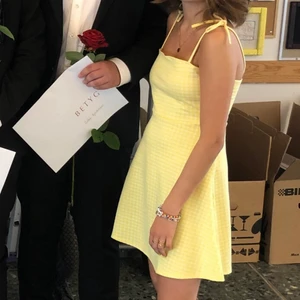 Sommarklännig - Så fin sommar klänning😍 storlek S från Hm. Använd bara några få gånger så den är i bra skick. Pris 100kr+frakt. Kom privat för mer bilder/frågor