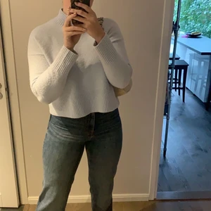 & other stories tröja i nyskick - Superfin ljusblå stickad tröja från & other stories i stl. M. Lite liten i storlek för mig som vanligtvis är en M. Nypris 390 säljer för 230 💕  frakt ingår