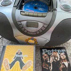 Cd-spelare - en vintage svincool cd-spelare med stickers. Tillkommer även totalt 12 olika skivor med bra musik, allt ifrån y2k, Aqua Barbie Girl och Petter. Möts ändats upp vid köp av denna då de knappt går att frakta. Möts i Stockholm💞