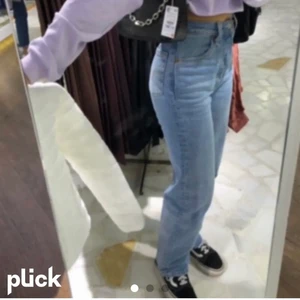 Blå levis jeans - Fina blå jeans från levis i väldigt bra skick. 🤩🤩De är i modellen ribcage ankeljeans med raka ben. Jag har de i storlek w 23 vet dock inte vad längden är men på mig  som är 1,55m har de gått hela vägen ner. De är alltså menade att vara ankellängd men på mig har de gått hela vägen ner.   Nypris var 1 200kr.                 Köparen står för frakt 