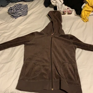 Juicy couture - INTRESSEKOLL på min asfina äkta juicy couture zip hoodie. Är då inte säker på om jag vill sälja den utan mest vad jag får för den.❤️  Kontakta mig om ni vill köpa❤️ storleken är i 12 år vilket passar en som är xs.