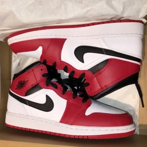 JORDAN 1 CHICAGO 40 - Jordan 1 mid ”Chicago” storlek 40. Kvitto och original box följer med. Pris kan diskuteras!