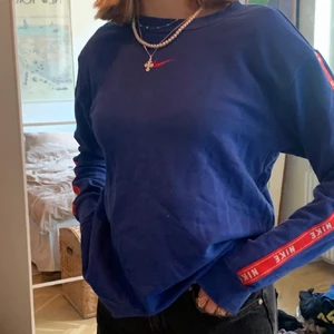 Nike sweatshirt  - Blå nike sweatshirt med röda detaljer, bilden är lånad💕