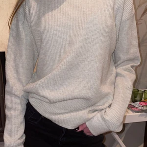 Beige tröja - Säljer denna sköna beiga tröja! Så skön och fin! Storlek xs-s