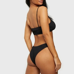Ribbad svart bikini från Nelly.com - Svart jättefin ribbad bikini sett från nelly.com som endast är använd 2-3 gånger. Skulle absolut säga att trosorna är mer string än bilden visar! Den är verkligen jättefin men lite stor i bysten vilket är anledningen till att den inte kommit till användning, nypris är 350kr för hela settet. Överdelen har jag i Xs och trosorna i S❤️ Säljer settet för 99 inklusive frakt!!!!!