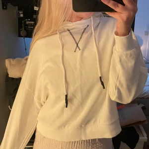 Huvtröja - Vit huvtröjor från zara. Storlek S❤️‍🔥❤️‍🔥❤️‍🔥