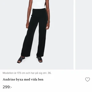 svarta kostymbyxor bikbok: Andrine - hej!!☺️ säljer svarta kostymbyxor ifrån bikbok! skönaste och snyggaste byxorna, men tyvärr är de för små för mig :/ använda ett fåtal gånger, i nyskick. (lånad andra bild) skriv privat för frågor eller fler bilder💞