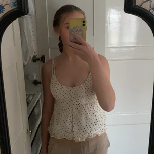 Brandy Melville topp - Säljer den här super söta Brandy Melville toppen i onesize (men man kan sjustera lite själv) passar xs-m. Nypris var 450 men kan tänka mig sälja för 150pris kan diskuteras!